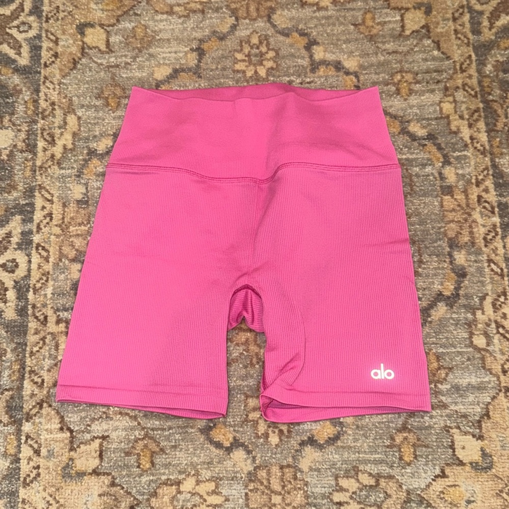 Alo Ribbed Biker Shorts in Flamingo Pink Size Small